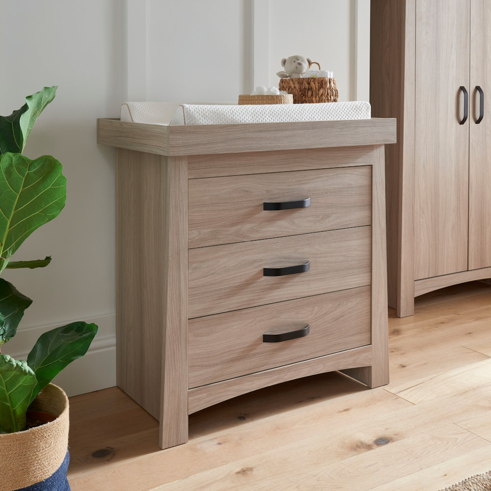 Cuddleco light oak isla dresser/chnager